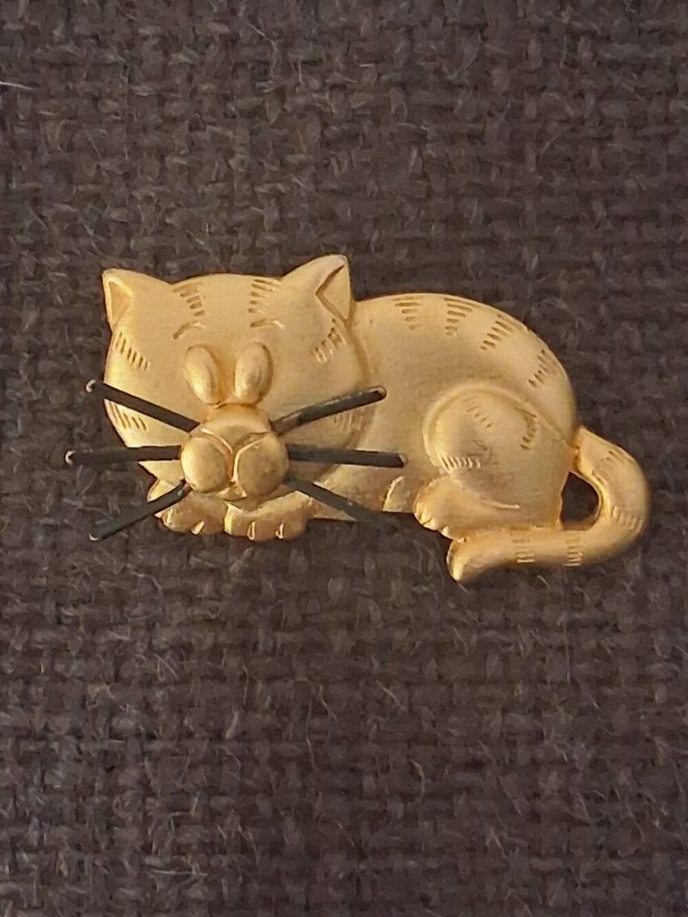 VTG JJ Jonette Gold Tone Tabby Cat Brooch Pin with Black Whiskers